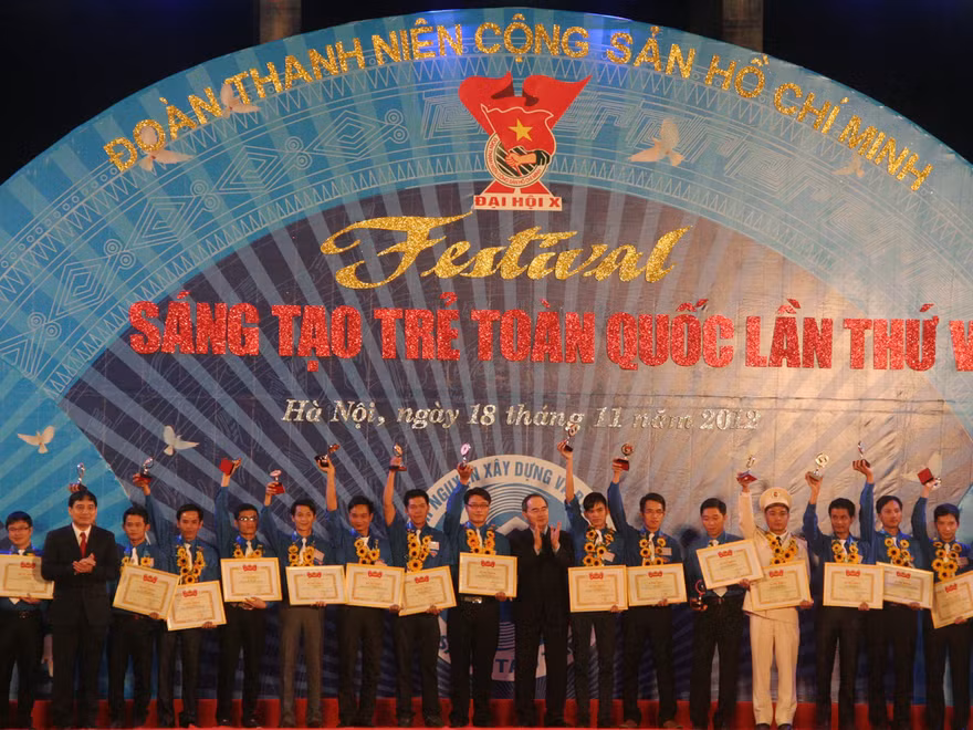 Phó Thủ tướng Nguyễn Thiện Nhân và Bí thư thứ nhất T.Ư Đoàn Nguyễn Đắc Vinh tuyên dương 45 tác giả của 45 công trình sản phẩm sáng tạo xuất sắc nhất Ảnh: Mai Xuân Tùng