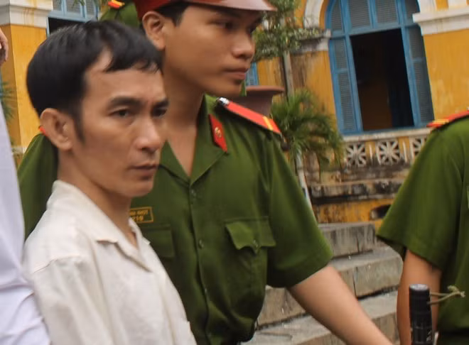 Anh giang hồ nã súng vào em ruột