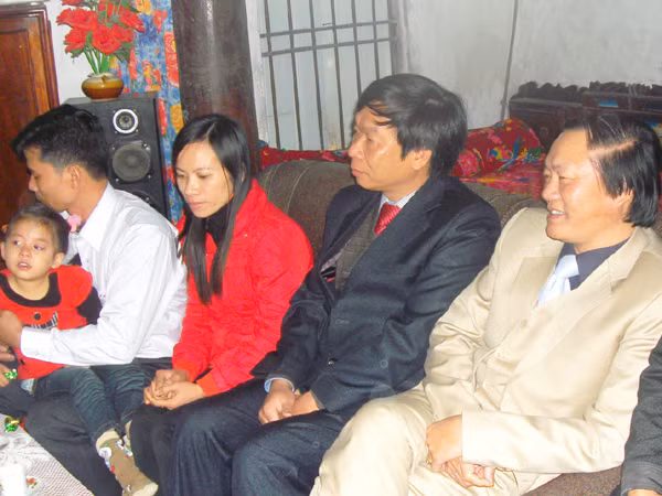Chiều ngày 6-1,Thủy thủ Đậu Ngọc Hùng đoàn tụ cùng vợ con và gia đình. Ảnh: Quang Long