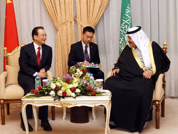 Thủ tướng Ôn Gia Bảo (trái) hội đàm với Thái tử Nayef bin Abdulaziz Al Saud hôm 14-1 tại Ảrập Xêút Ảnh: Xinhua