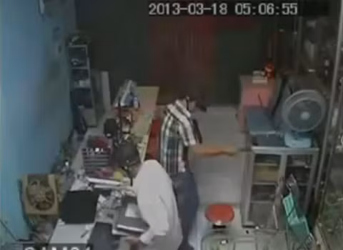 Clip hai tên trộm vơ vét gần chục laptop