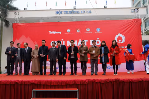 Ban tổ chức Chủ Nhật Đỏ trao kỷ niệm chương