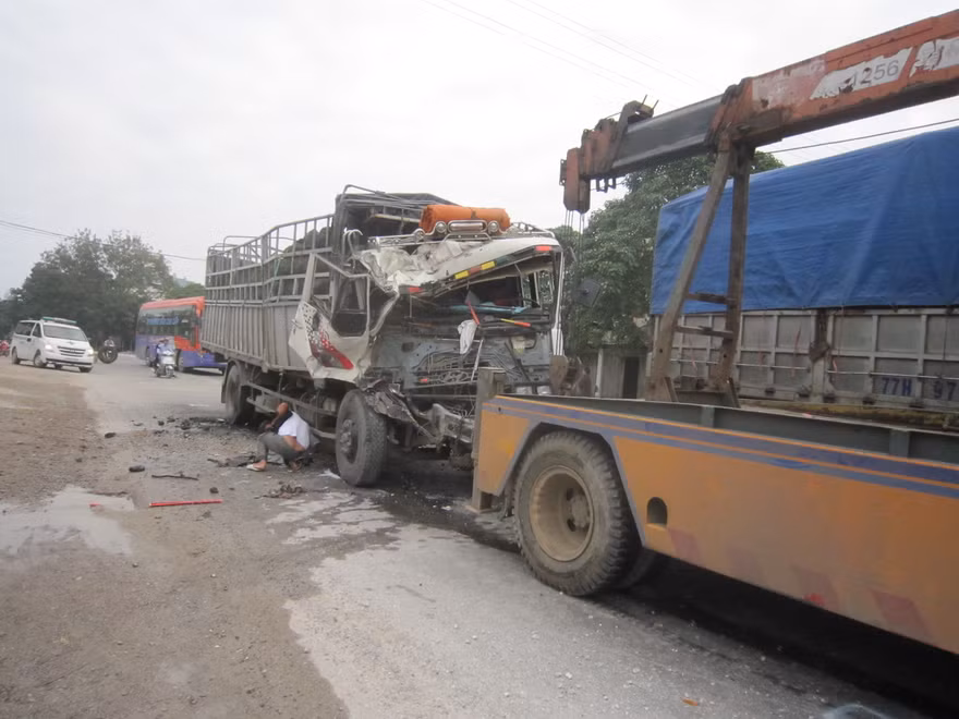 Đâm vào đuôi xe đậu bên đường, lái xe tải chết thảm