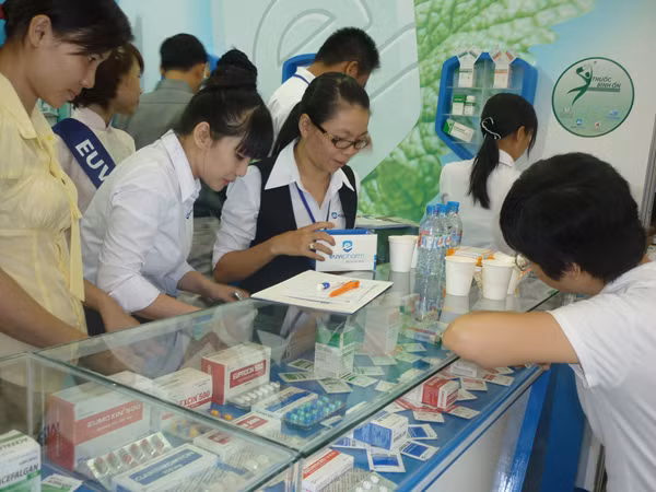Dẹp loạn giá thuốc trong bệnh viện cần đấu thầu tập trung Ảnh: L.N