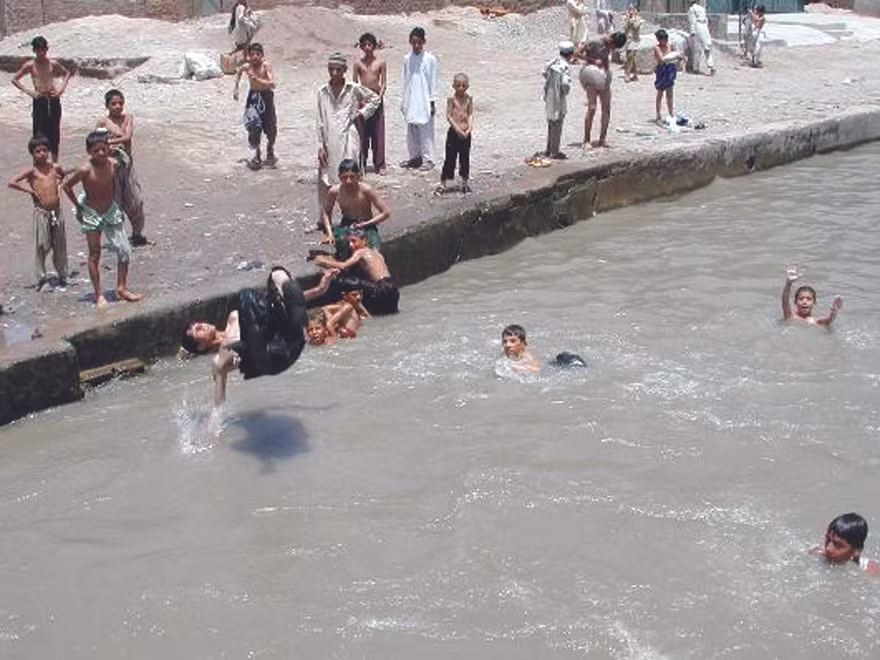 Các con kênh ở Peshawar, thành phố phía tây bắc Pakistan luôn chật kín người dân đến tắm để đối phó cái oi bức của thời tiết