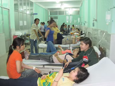 Ăn bún riêu, hàng trăm công nhân cấp cứu