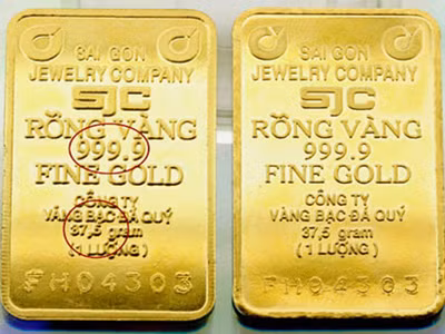 Vàng SJC giả (trái), SJC thật (phải) nhìn bằng mắt thường rất khó phân biệt