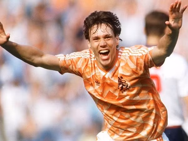 Van Basten vừa vô địch châu Âu năm 1988 vừa trở thành vua phá lưới của giải đấu - Ảnh Getty