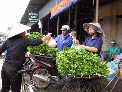 Giá thực phẩm tăng vọt trong những ngày mưa bão