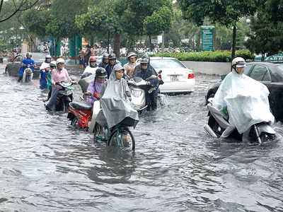 Triều cường khiến cuộc sống người dân bị đảo lộn nhưng nhiều công trình ngăn triều cấp bách đang chậm tiến độ