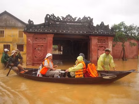 Phố cổ Hội An: Chạy lụt cho hàng trăm du khách