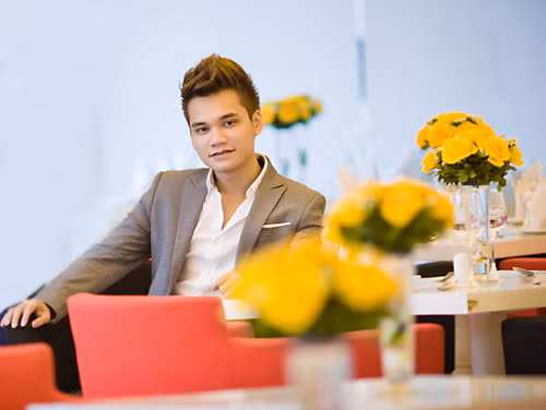 Khắc Việt tổ chức kỷ niệm 'Lần đầu'