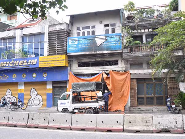 Ngôi nhà bị cháy đang được cơ quan chức năng phong tỏa để điều tra