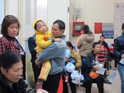 Tình trạng bệnh nhân phải chờ đợi khám ở nhiều bệnh viện khiến bộ trưởng xót ruột Ảnh: PV