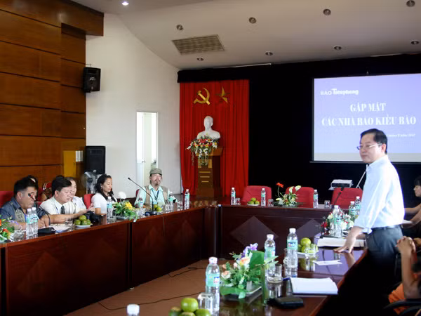 Đoàn nhà báo kiều bào giao lưu với báo Tiền phong