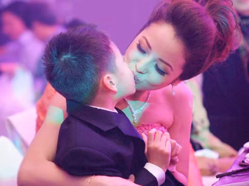 Siêu quậy Bảo Nam hân hoan trong tiệc cưới của Jennifer