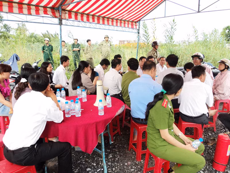 “Tổ bảo vệ thi công” ngày 10-8-2011 với đông đảo công an, dân phòng và đại diện ban ngành, khống chế vợ chồng ông Phúc Ảnh: Sáu Nghệ