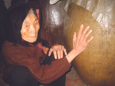 Cụ Tom sờ bên ngoài chum cũng có thể đoán được độ của rượu