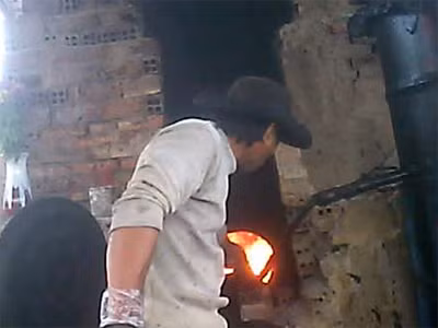 Nấu dầu lậu trong rừng tràm