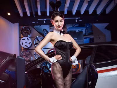 'Thỏ đen' xinh đẹp bên xế hộp