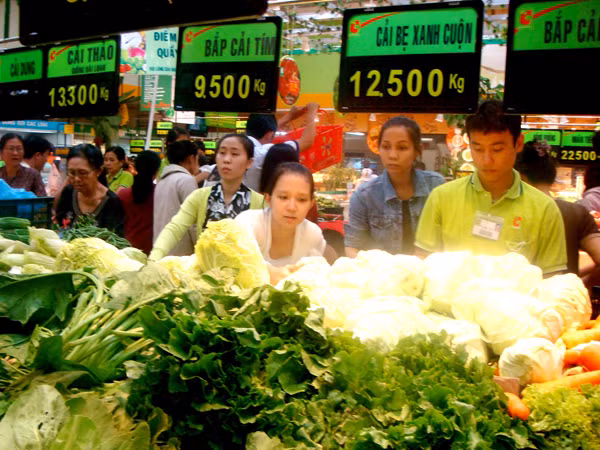 Khách hàng mua sắm hàng Tết chật ních tại hệ thống siêu thị Coop Mart Ảnh: Đại Dương