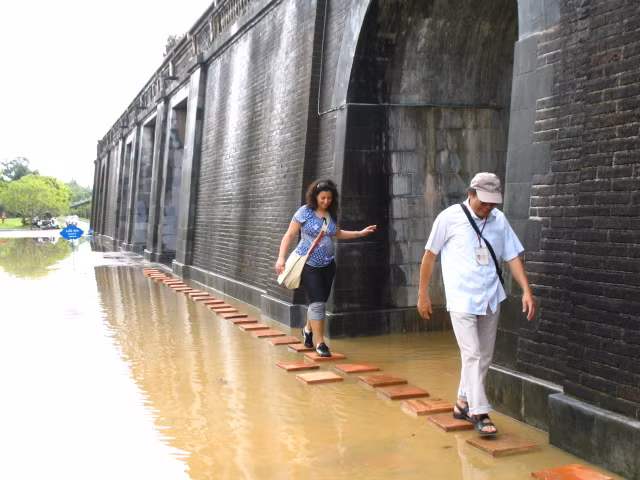 Vẫn thu hút du khách khi nước chưa rút hết