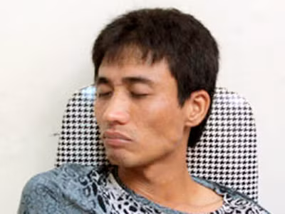 Ném mũ bảo hiểm vào cảnh sát hòng thoát thân