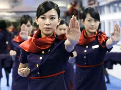Ngắm các chân dài Hàng không luyện võ