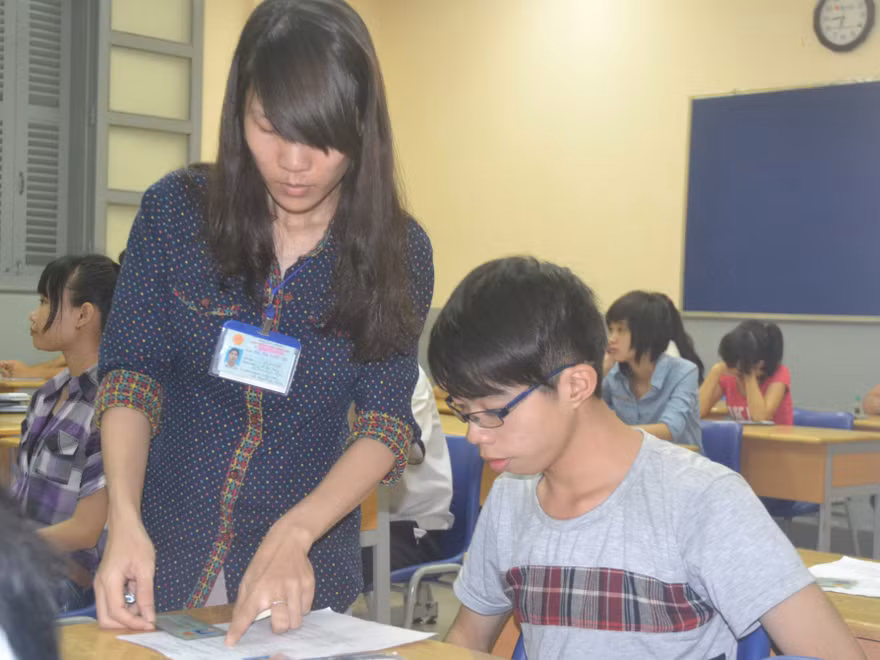 Nhiều thí sinh vẫn mang điện thoại vào phòng thi