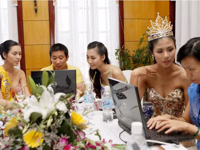 Giao lưu trực tuyến với Hoa Hậu Việt Nam 2010