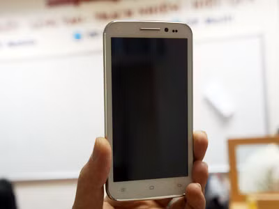Trên tay smartphone giá rẻ Revo HD4