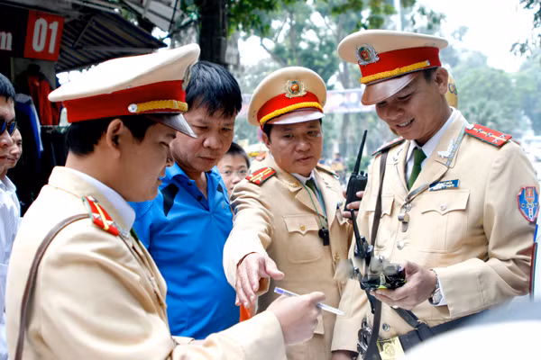 Lực lượng CSGT chỉ truy nguồn gốc xe chính chủ trong các vụ tia nạn và liên quan dến các vụ án. Ảnh mang tính chất minh họa