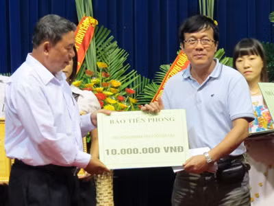 Báo 'Tiền Phong' tặng quà cho nạn nhân da cam
