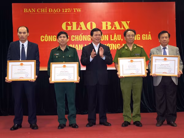 Lực lượng liên ngành ngận bằng khen từ Ban chỉ đạo 127