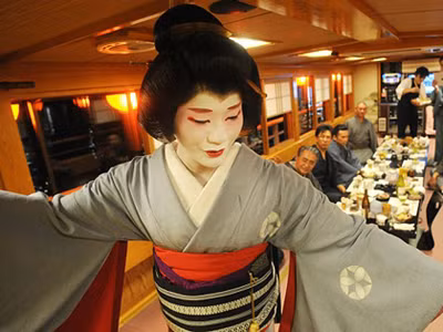 Kỳ lạ chàng geisha duy nhất ở Nhật Bản
