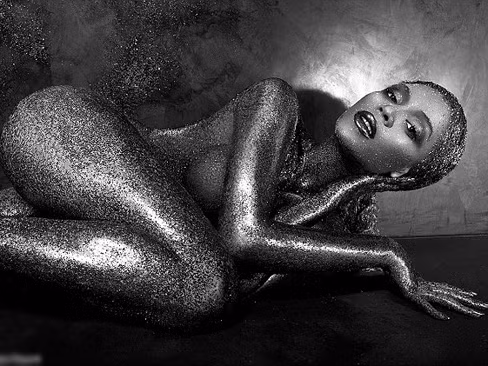 Beyonce phủ nhũ vàng khắp người thay cho quần áo