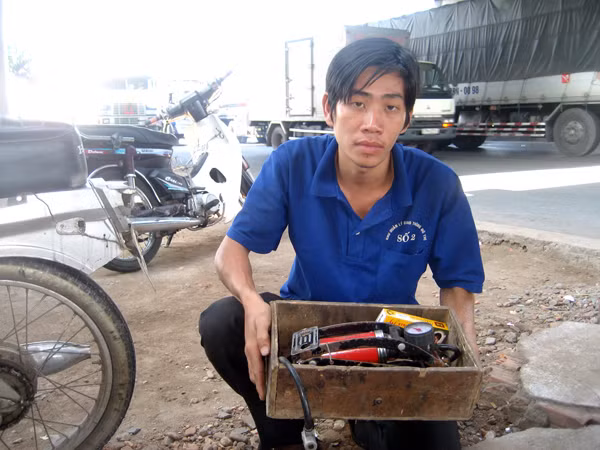 Nguyễn Nhật Tân và bộ đồ nghề. Ảnh: Q.M