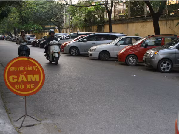 Nhiều bãi đỗ xe vẫn nhộn nhịp trước ngày cấm