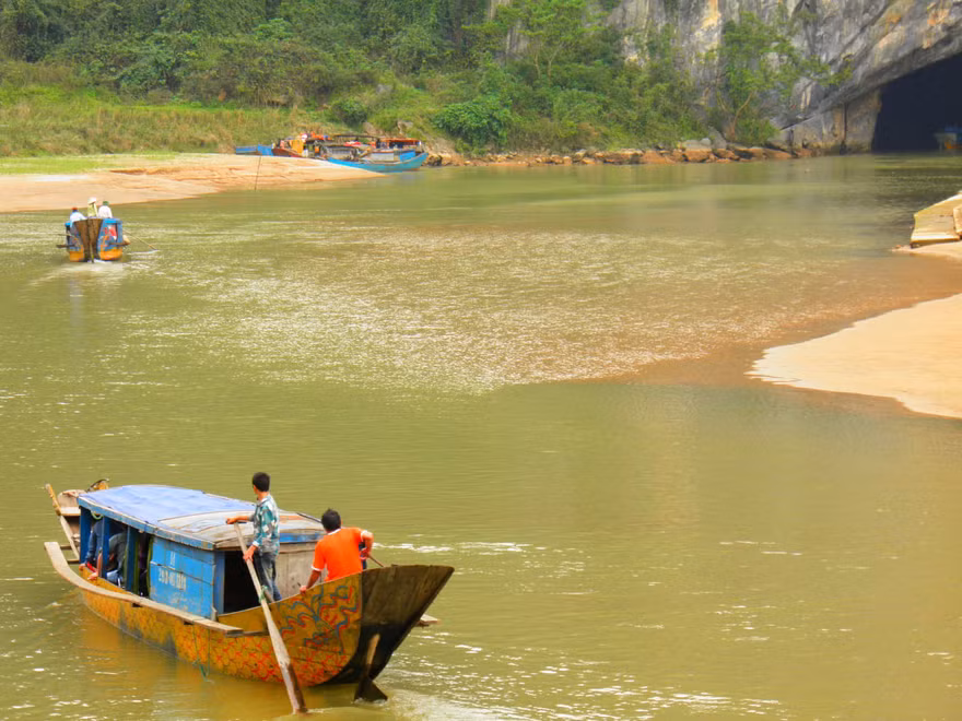 Hầu hết du khách than phiền vì phải đi bộ một đoạn đường khá dài để vào tham quan động Phong Nha
