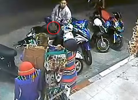 Nam nữ phối hợp cạy cốp Vespa LX trộm ví tiền