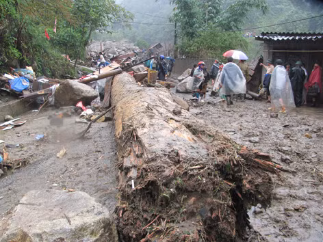 Bản Khoang tan hoang ngày tựu trường