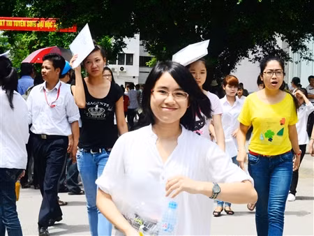 Thí sinh cười tươi sau khi làm tốt bài thi