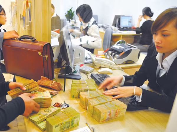 Thắt chặt tiền tệ, loại ngân hàng yếu
