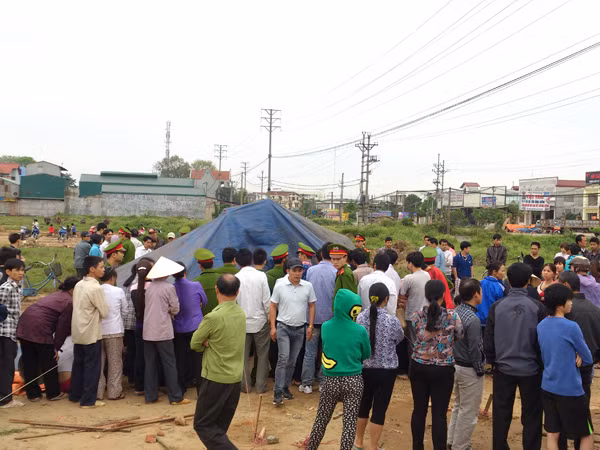 Lực lượng chức năng đang tiến hành mổ tử thi, điều tra vụ việc. Ảnh: T.N