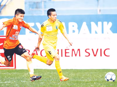 Hà Nội T&T (phải) đã đòi lại ngôi đầu sau trận đại chiến với Sài Gòn FC Ảnh: VSI