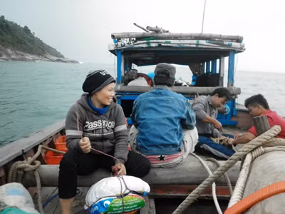 Những người đàn bà đạp sóng vươn khơi