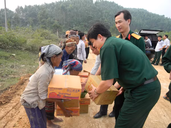 Trung ương Đoàn cứu trợ lũ lụt tại Quảng Bình