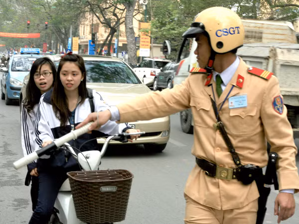 CSGT nhắc nhở các trường hợp không đội mũ bảo hiểm khi đi xe điện