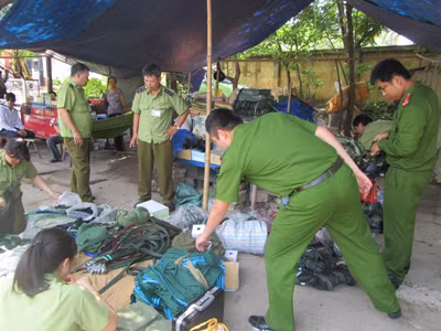 Thu giữ hàng nghìn quân trang bày bán trái phép