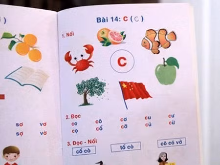Trang sách dạy các em học chữ C (trong cuốn Bé làm quen với chữ cái) có in lá cờ của Trung Quốc 